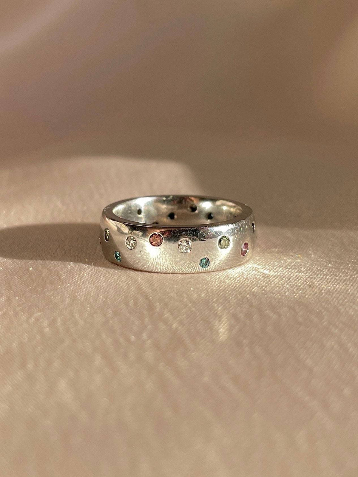 Vintage 18k White Gold Rainbow Diamond Dot Eternity Ring