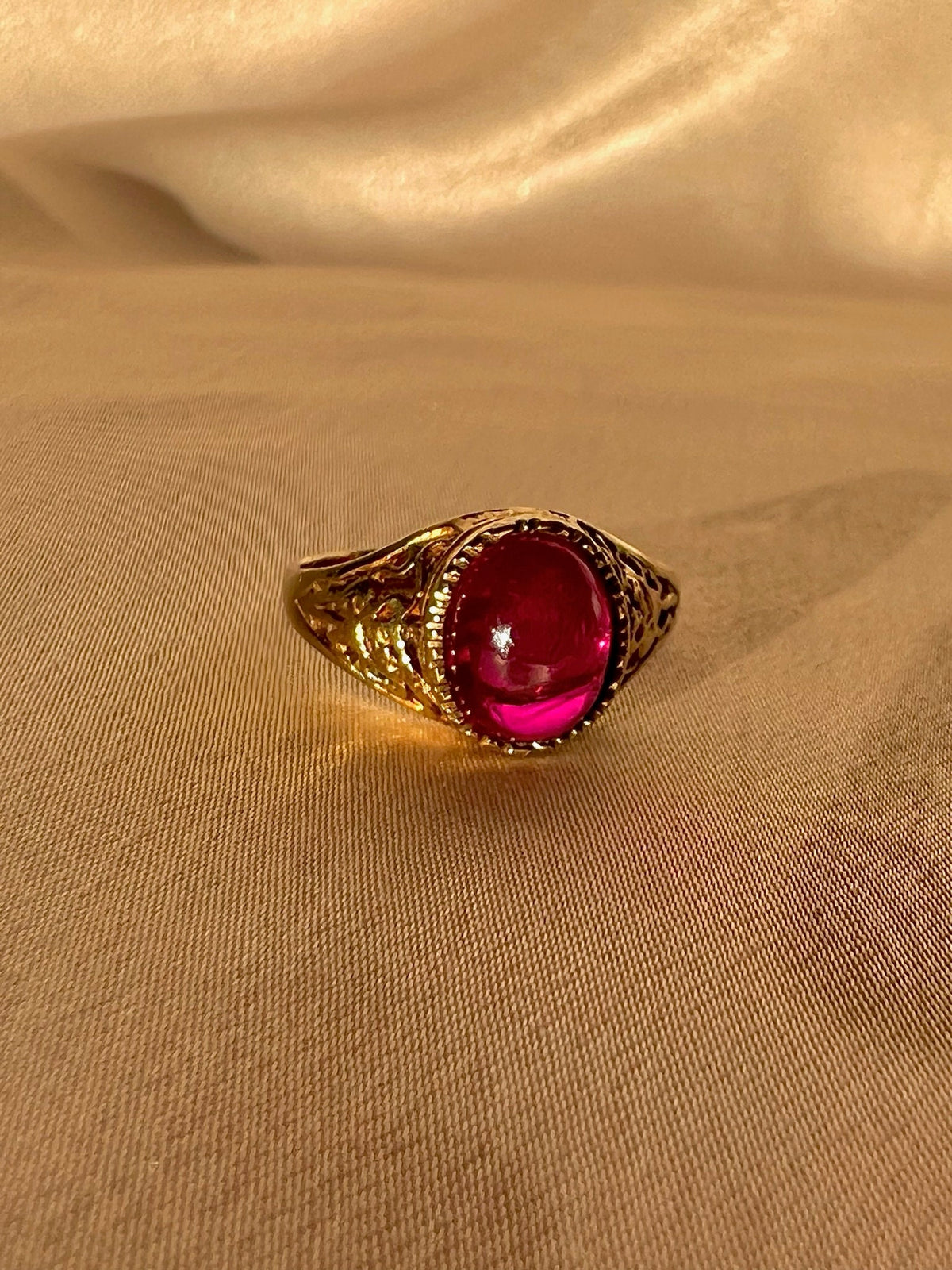 Vintage 9k Synth Ruby Cabochon Openwork Ring 1991