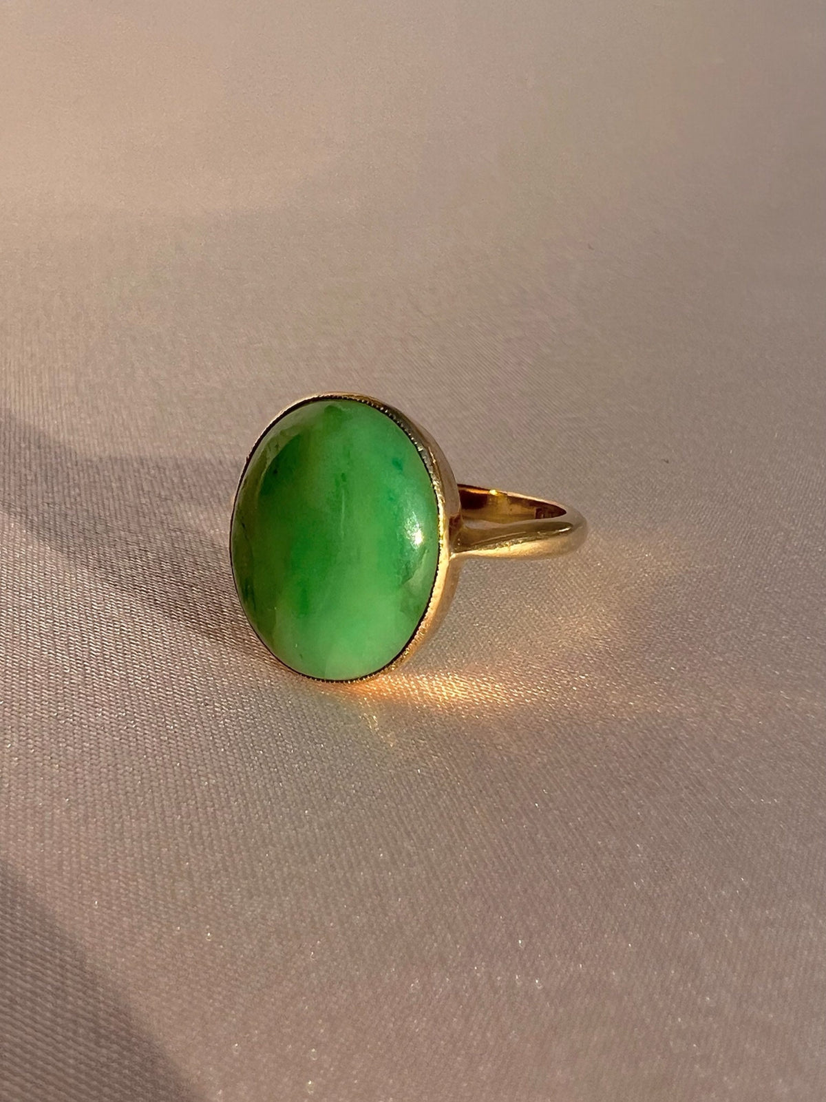 Vintage 9k Jade Cabochon Bezel Ring