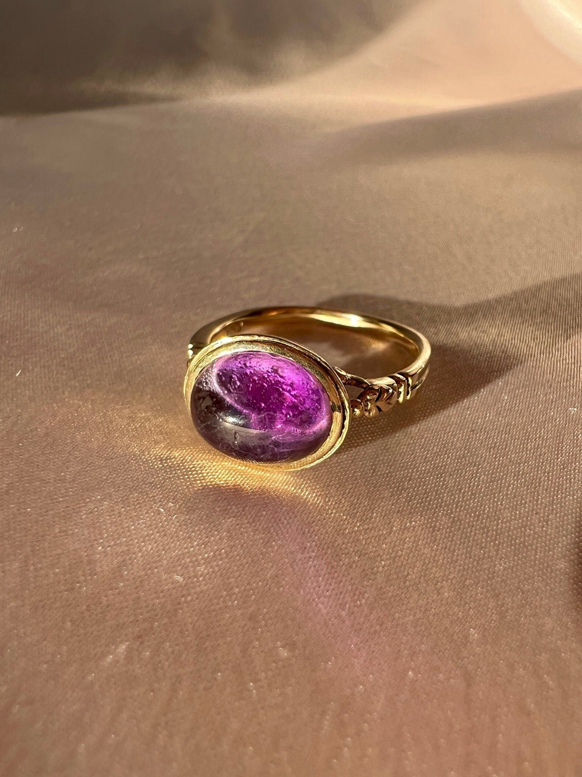 Vintage 9k Amethyst Cabochon Ring 1973