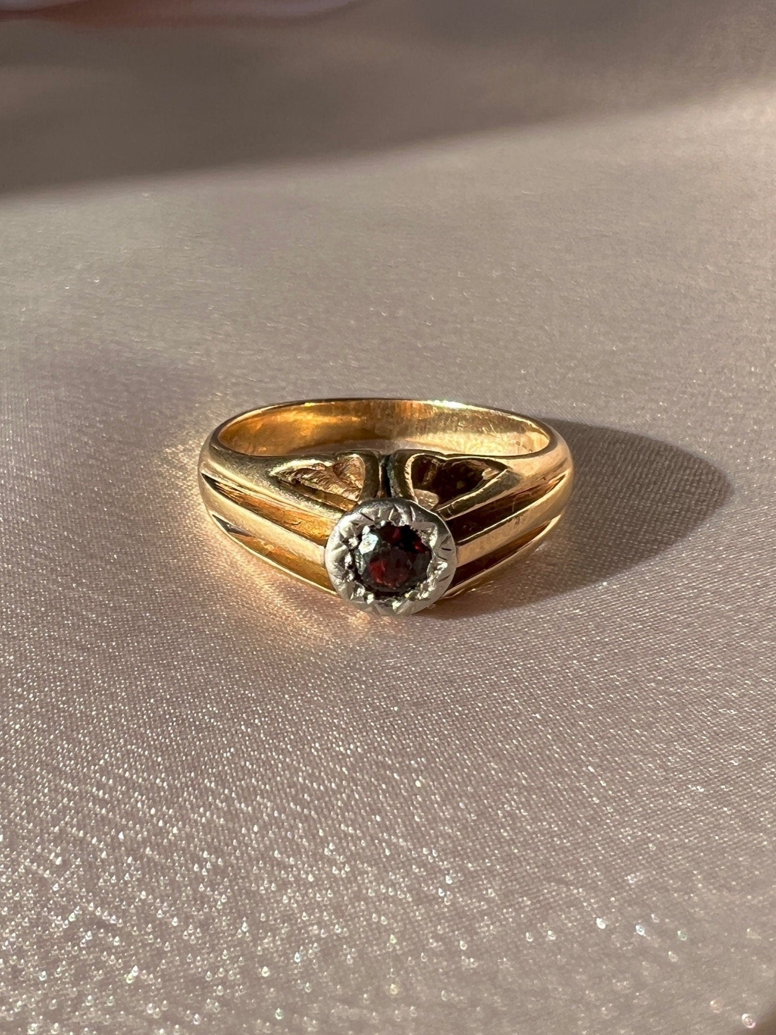 Vintage 18k Garnet Ribbed Ring – 23carat