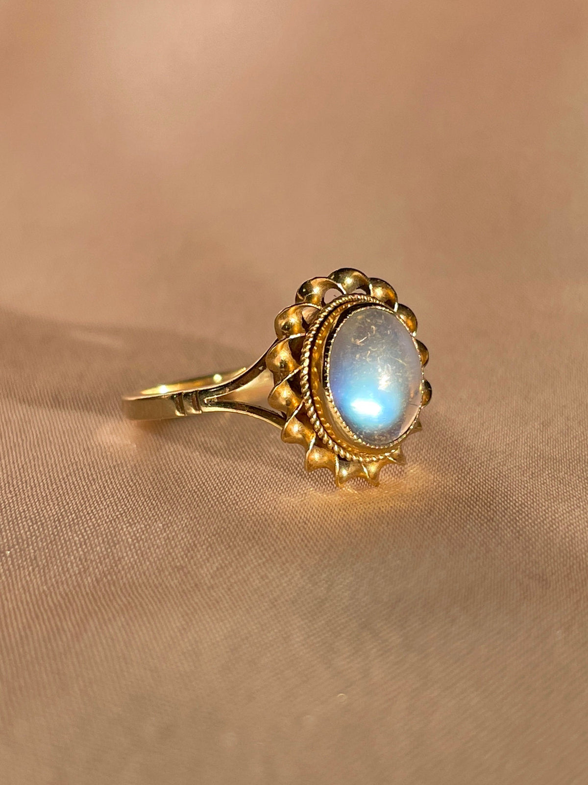 Vintage 9k Moonstone Cabochon Ray Ring 1977