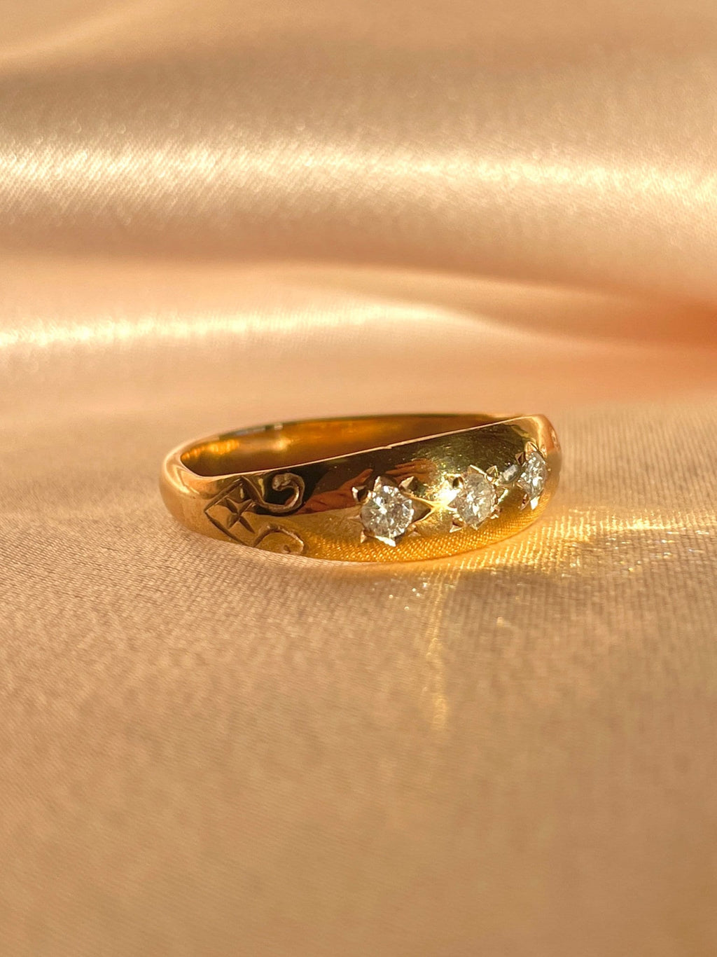 Vintage 9k Diamond Starburst Trilogy Filigree Ring