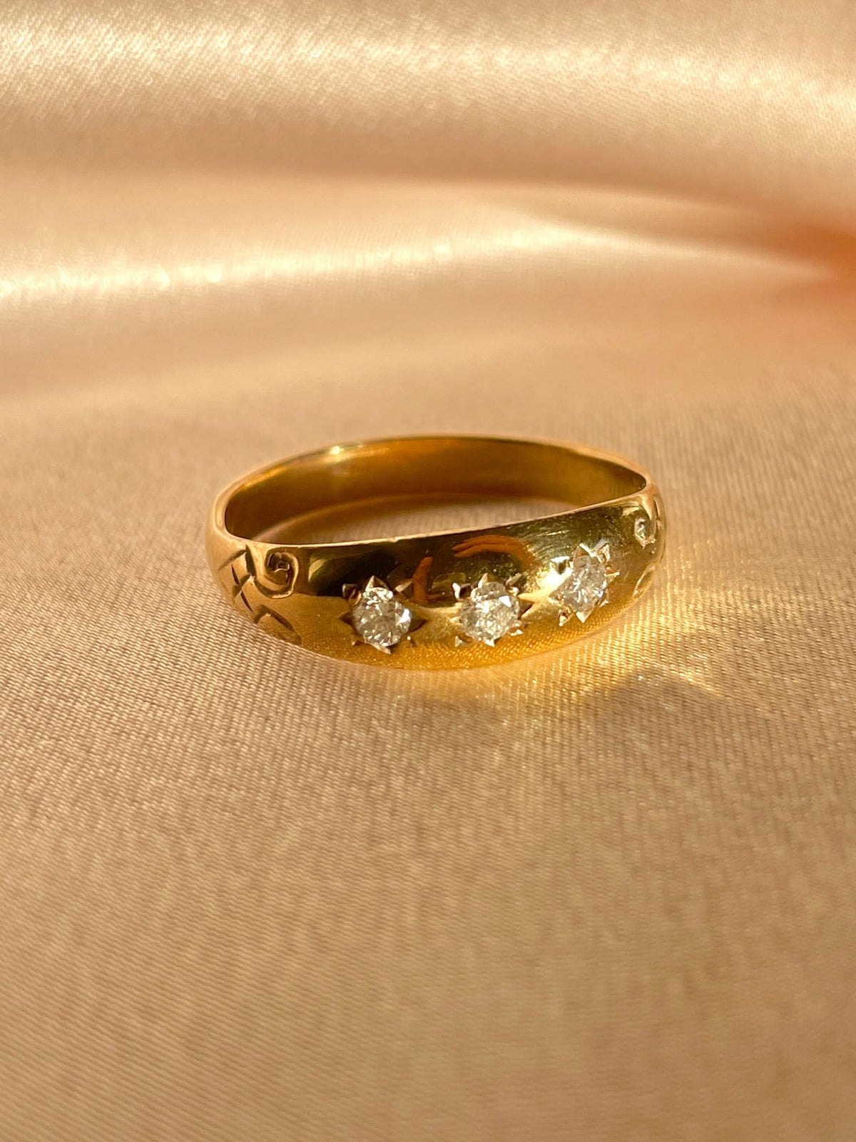 Vintage 9k Diamond Starburst Trilogy Filigree Ring