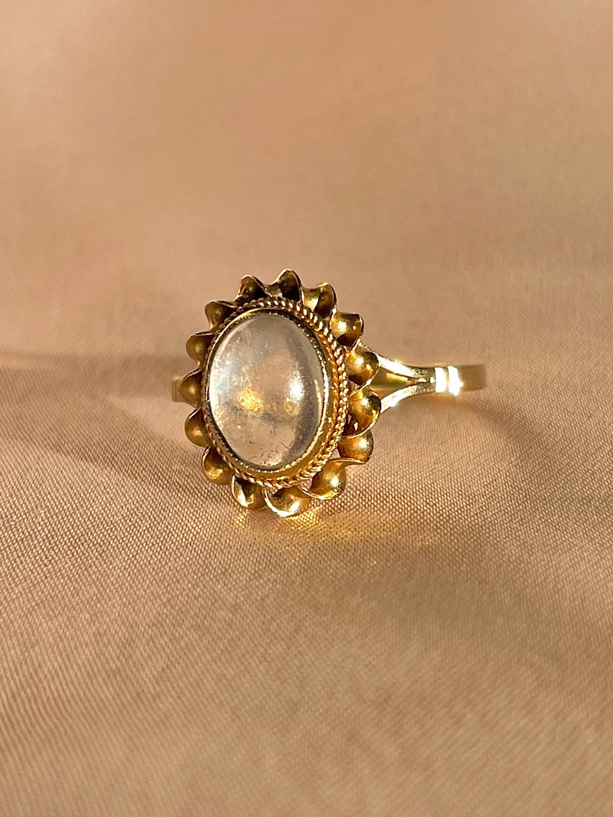 Vintage 9k Moonstone Cabochon Ray Ring 1977