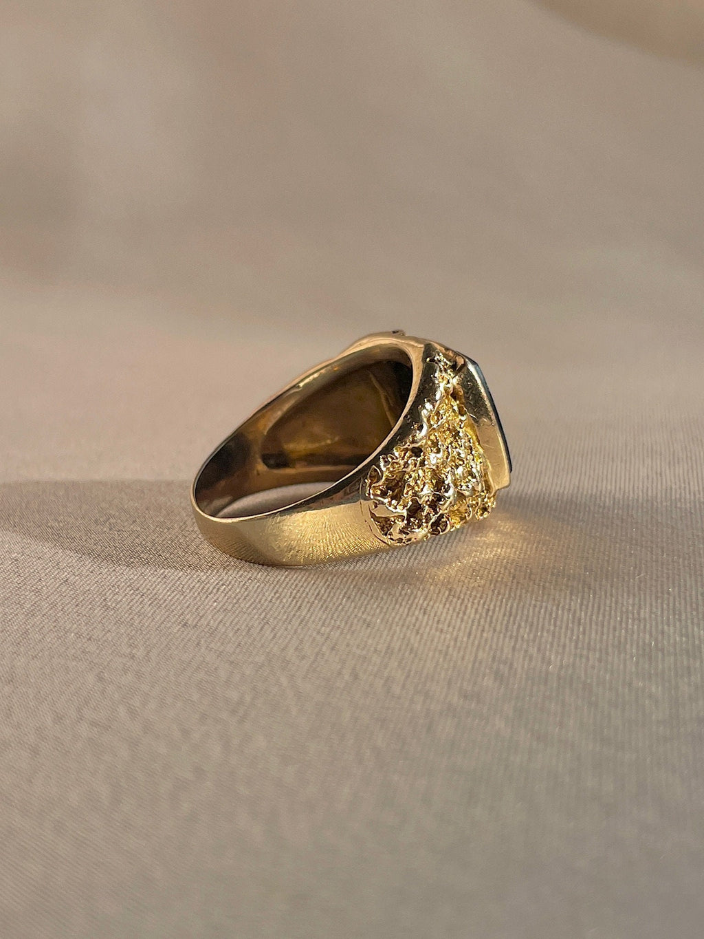 Vintage 9k Onyx Hammered Signet Ring