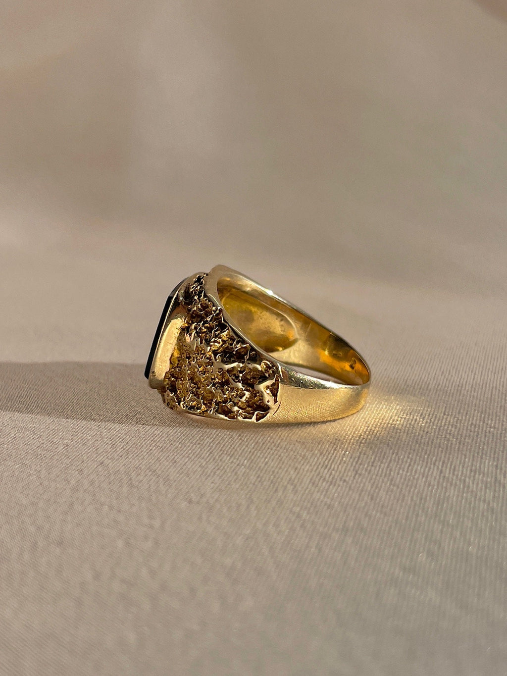 Vintage 9k Onyx Hammered Signet Ring