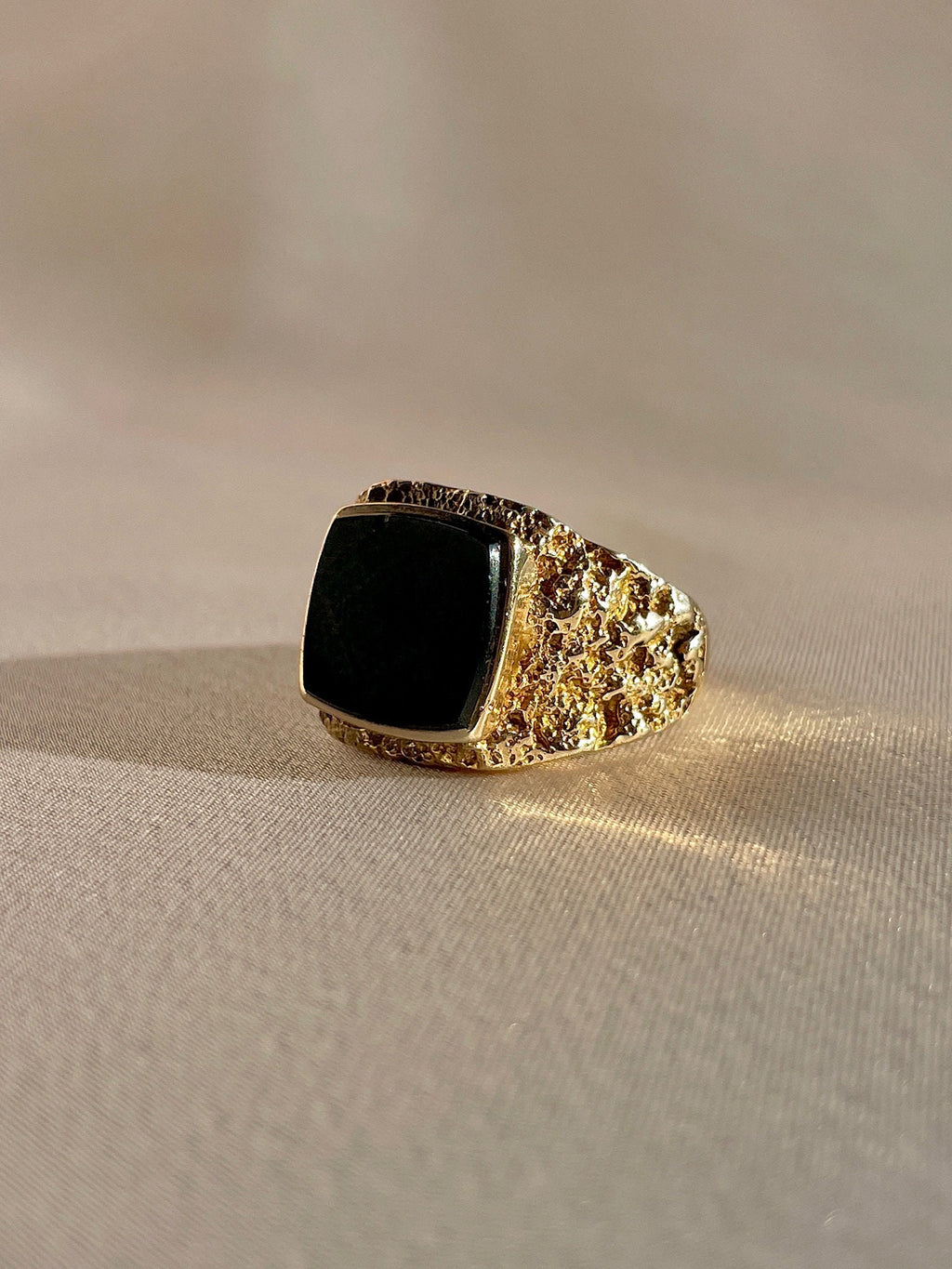 Vintage 9k Onyx Hammered Signet Ring