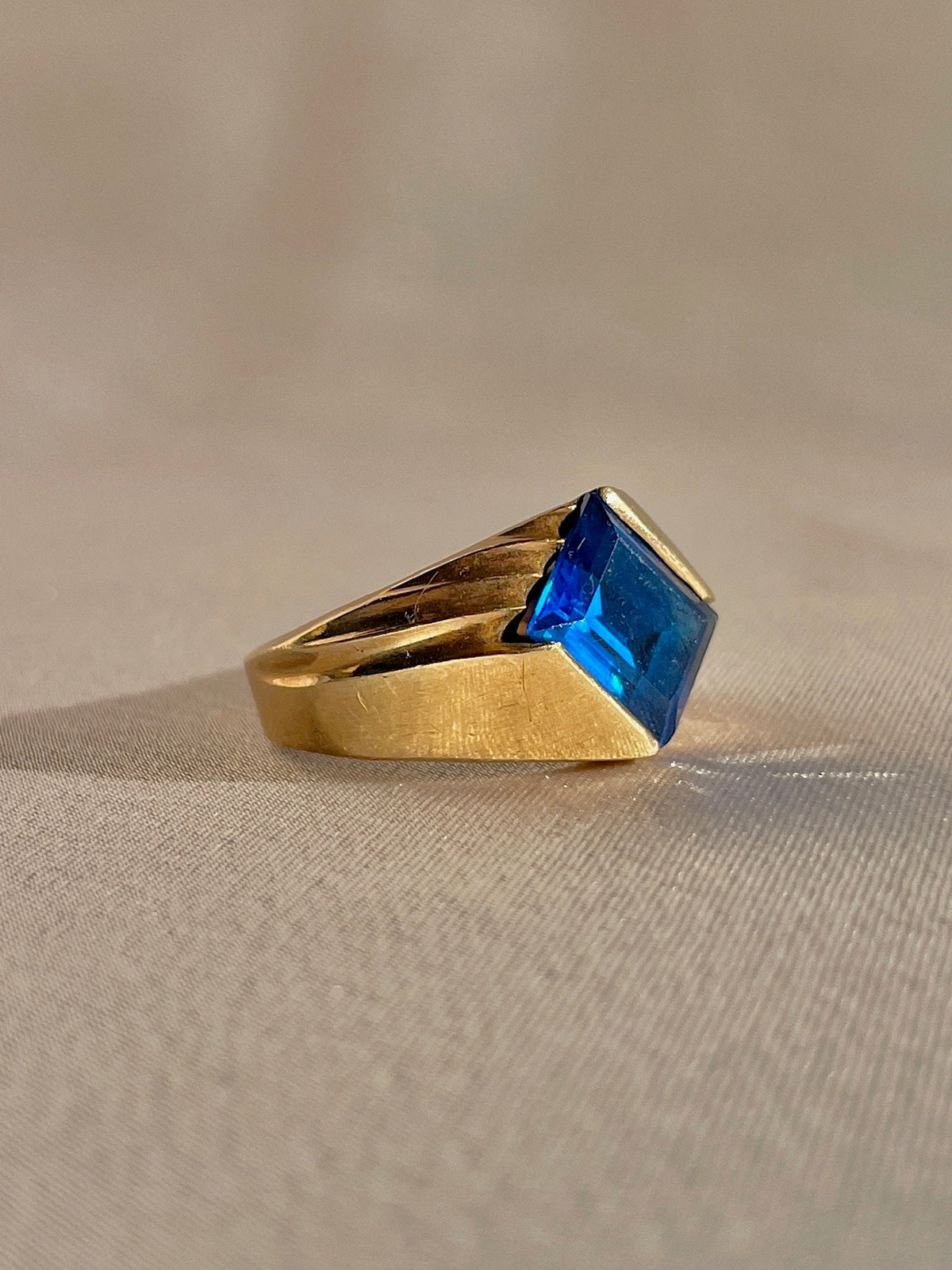 Vintage 10k Blue Gemstone Ribbed Ring