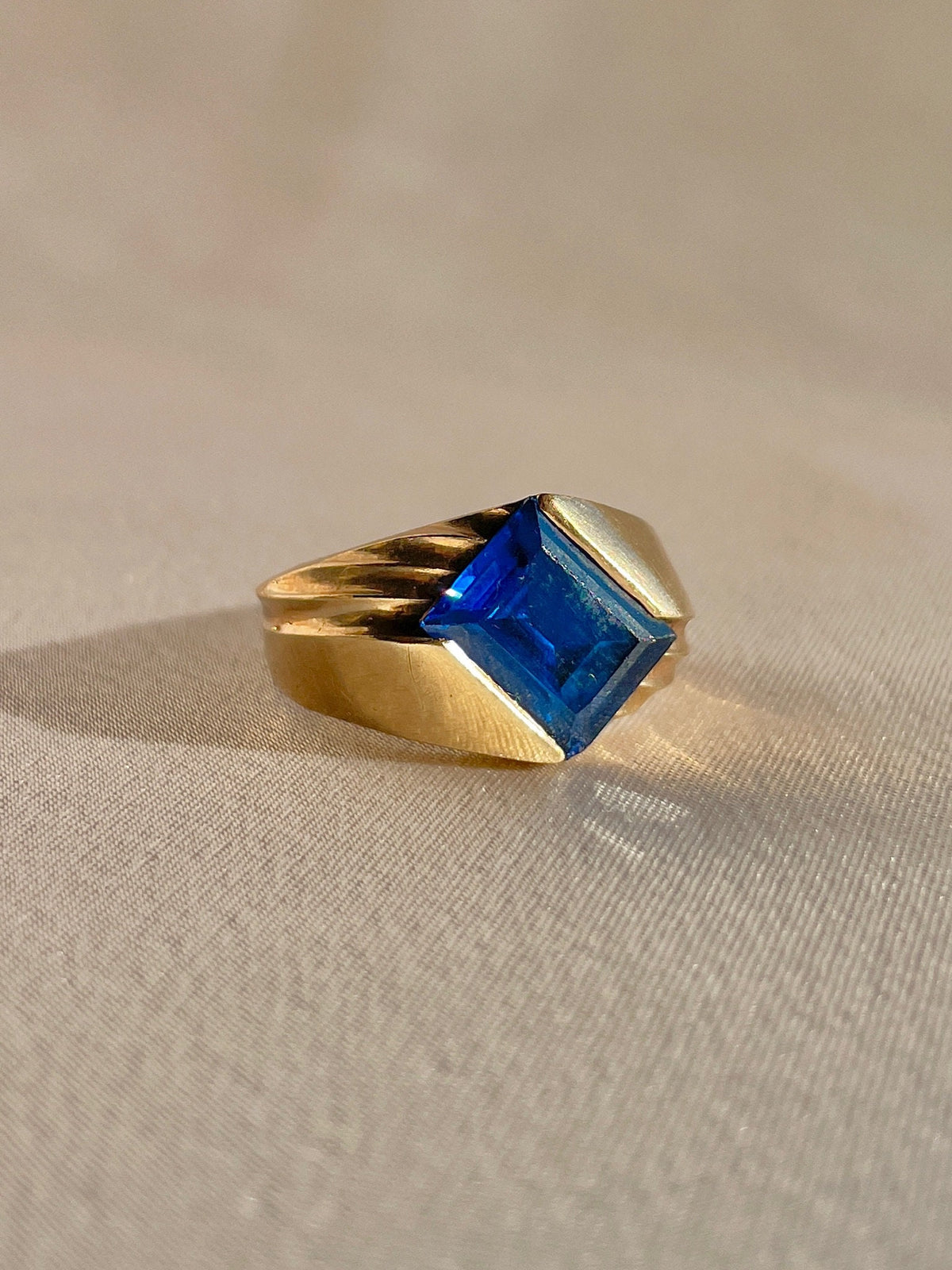 Vintage 10k Blue Gemstone Ribbed Ring