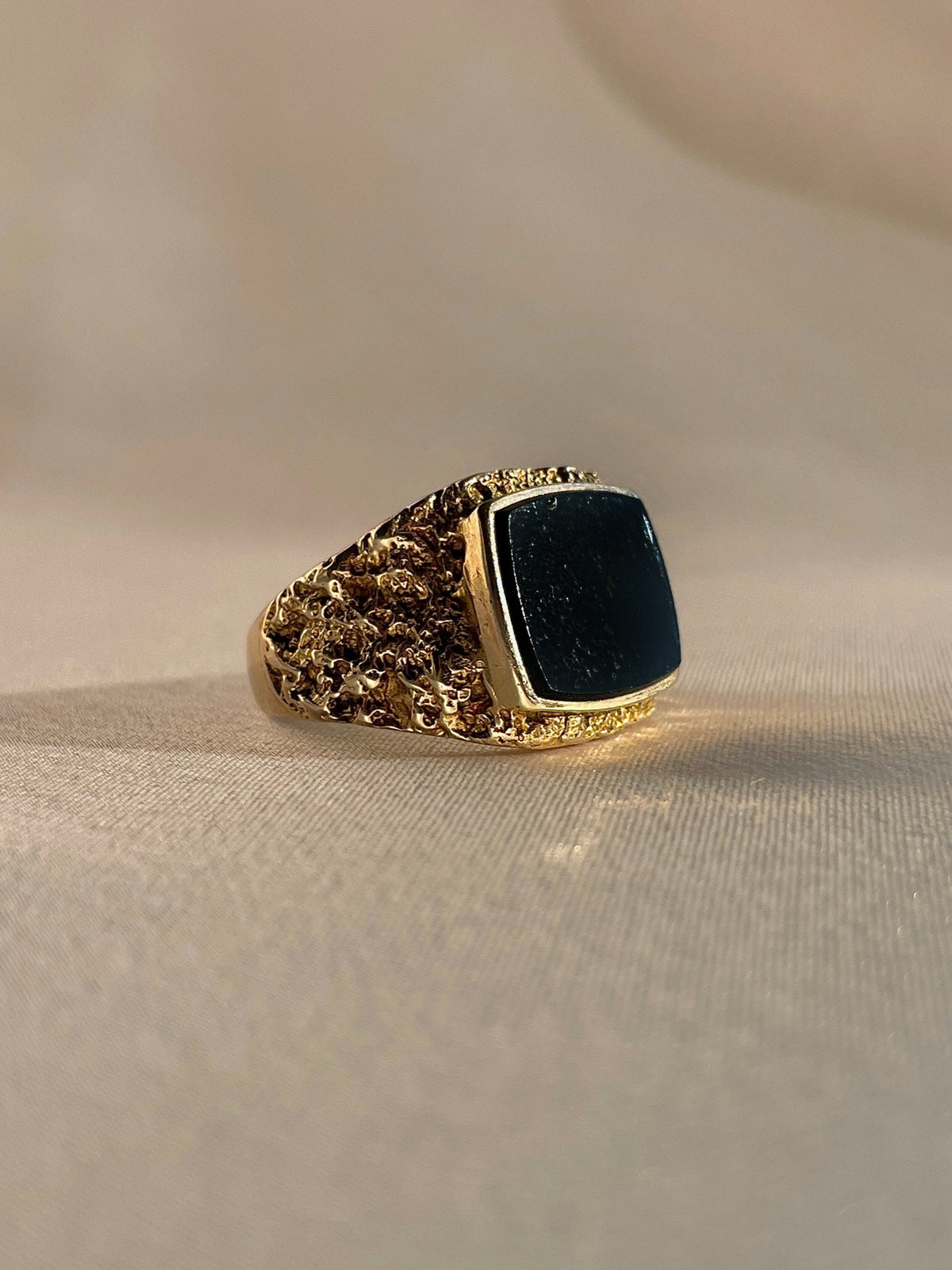 Vintage 9k Onyx Hammered Signet Ring