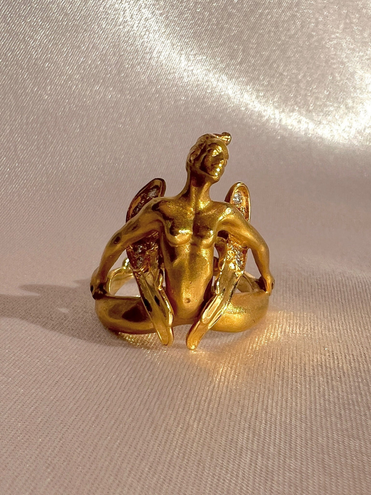 Vintage 18k Carrera y Carrera Diamond Angel Ring