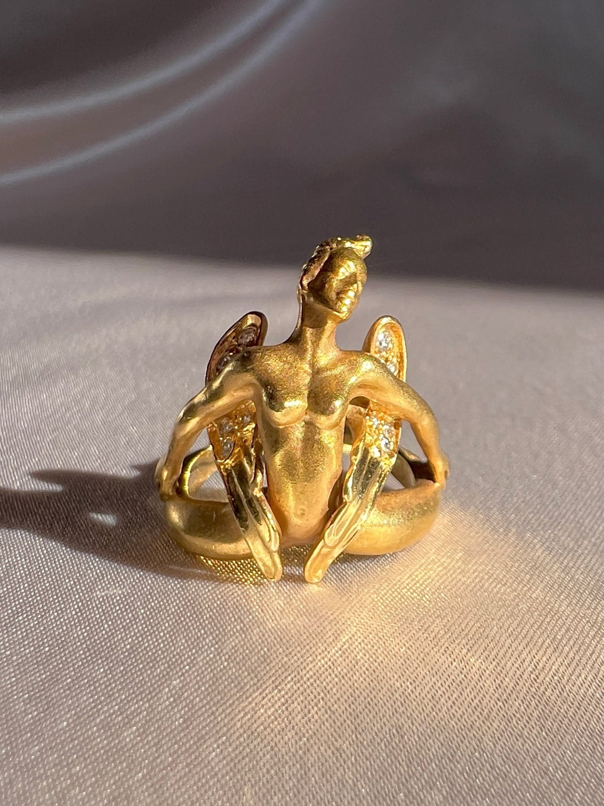 Vintage 18k Carrera y Carrera Diamond Angel Ring