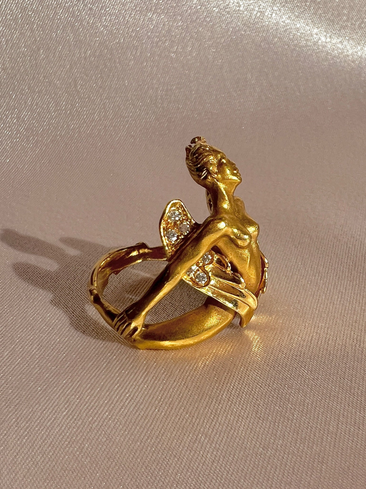 Vintage 18k Carrera y Carrera Diamond Angel Ring