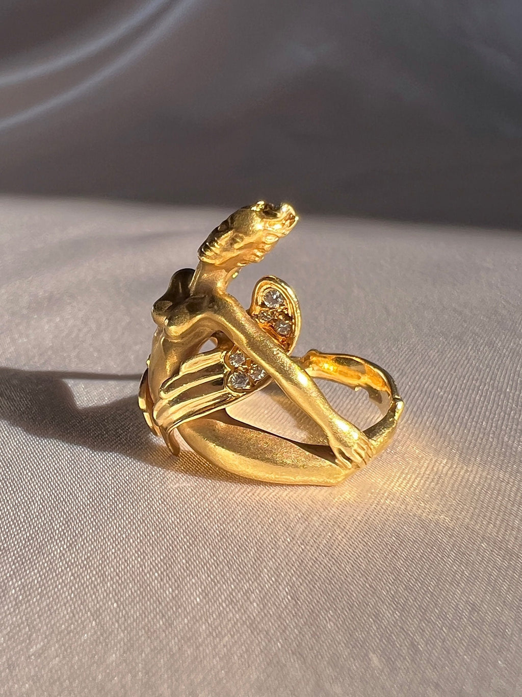 Vintage 18k Carrera y Carrera Diamond Angel Ring