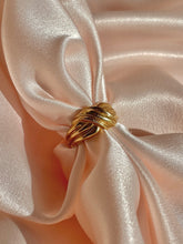 Load image into Gallery viewer, Vintage 10k Ribbed Crossover Knot Ring

