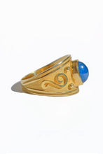 Load image into Gallery viewer, Vintage 14k Sapphire Cabochon Swirl Ring
