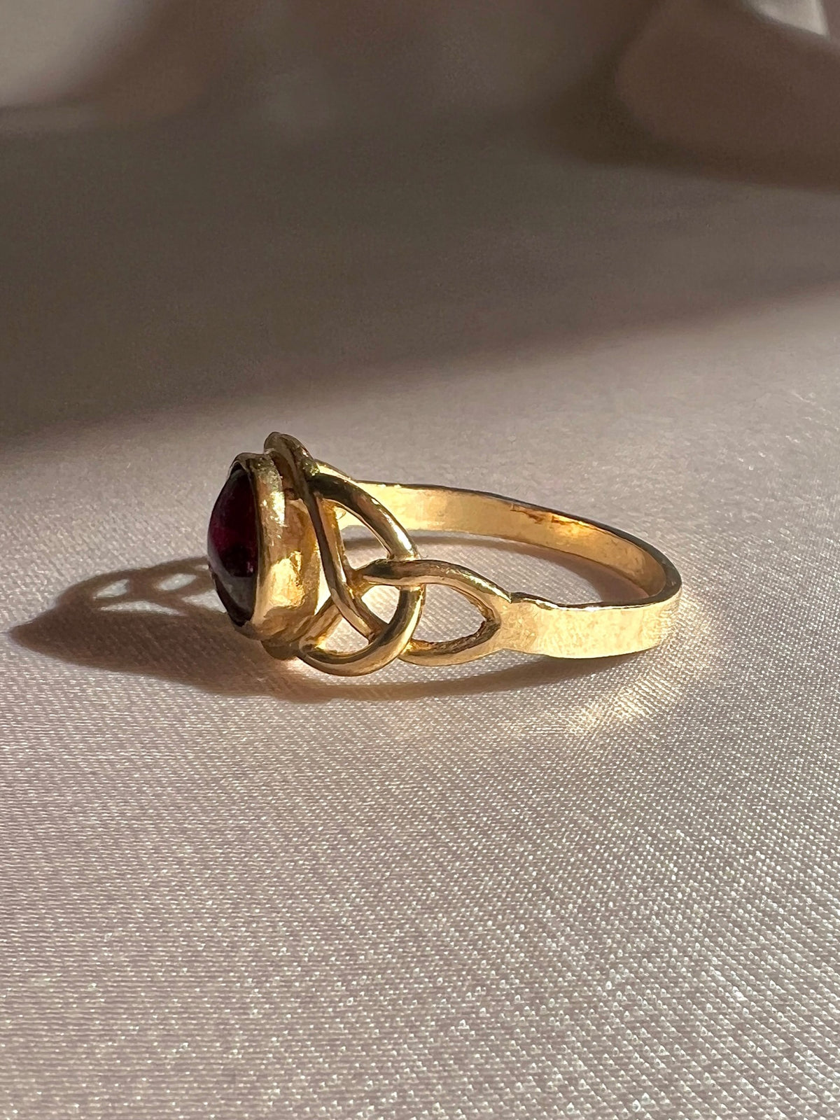Vintage 9k Garnet Cabochon Lattice Ring 