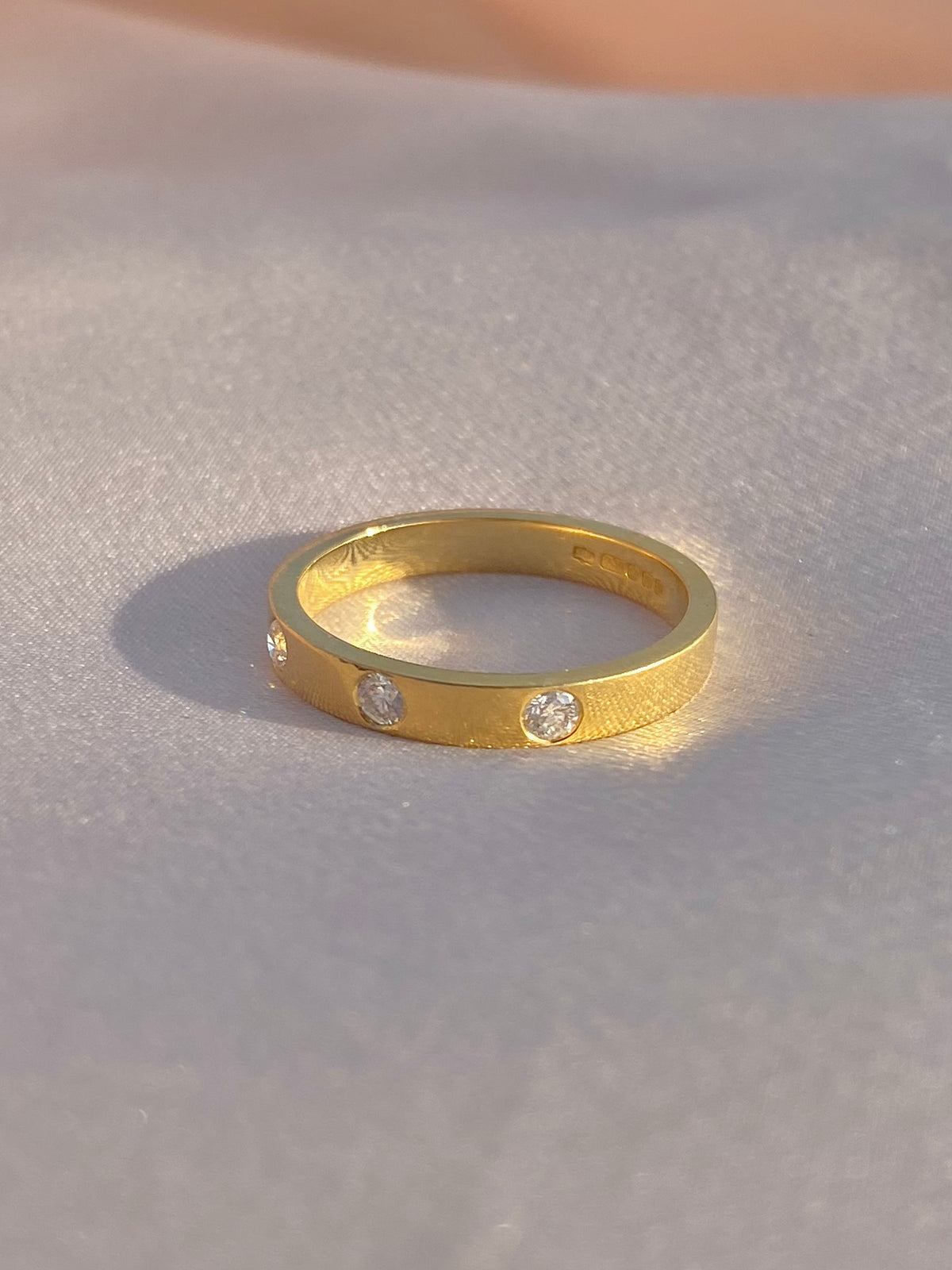 Vintage 18k Contemporary Trilogy Diamond Dot Band