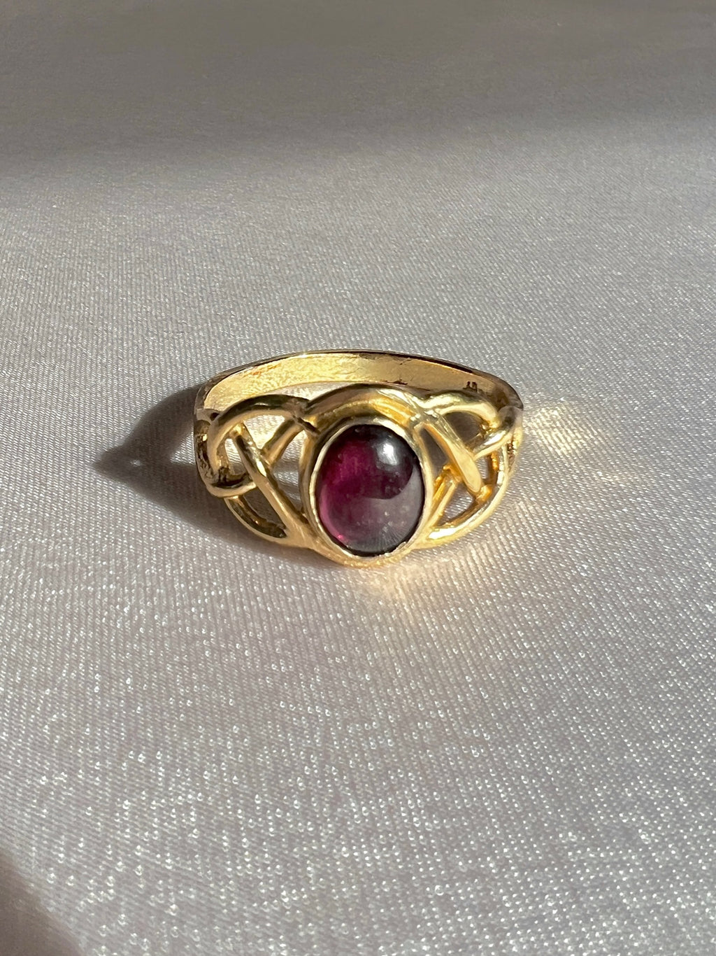 Vintage 9k Garnet Cabochon Lattice Ring 