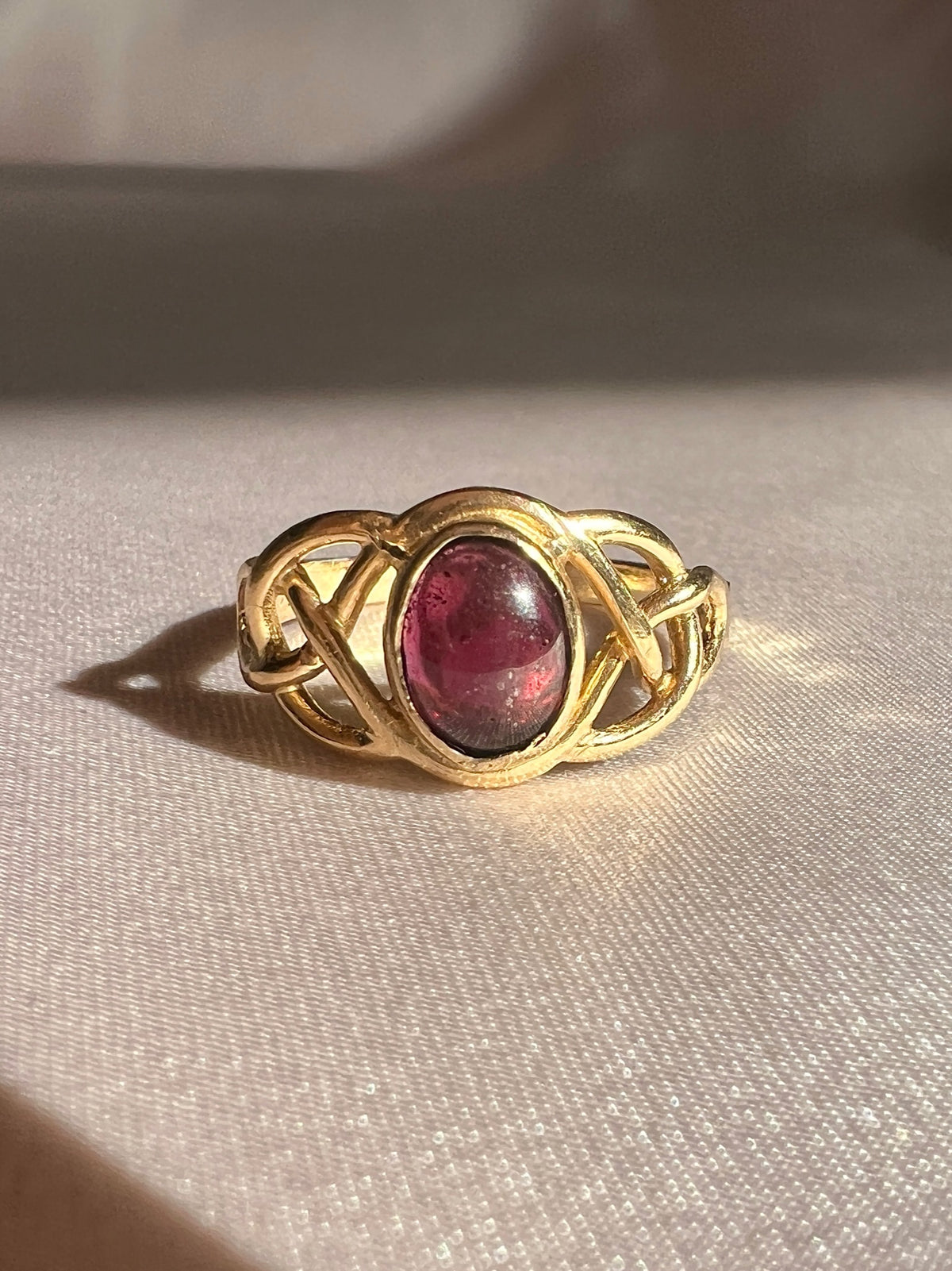 Vintage 9k Garnet Cabochon Lattice Ring 