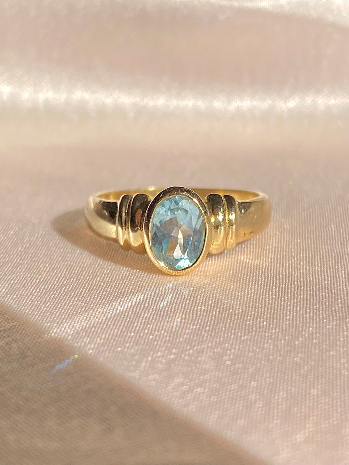 Vintage 9k Oval Topaz Bezel Ring