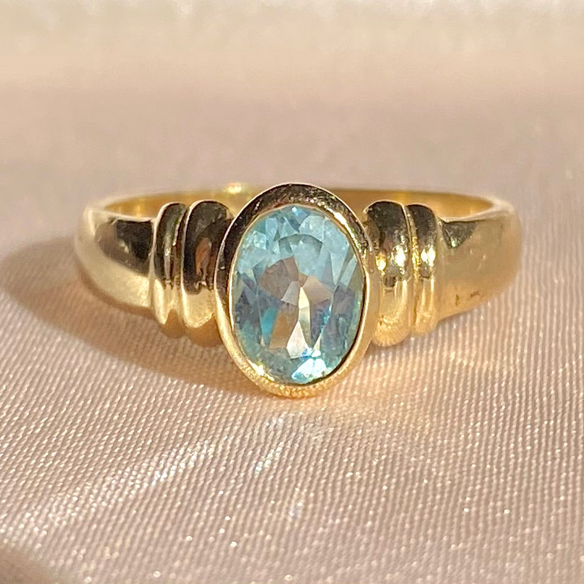 Vintage 9k Oval Topaz Bezel Ring