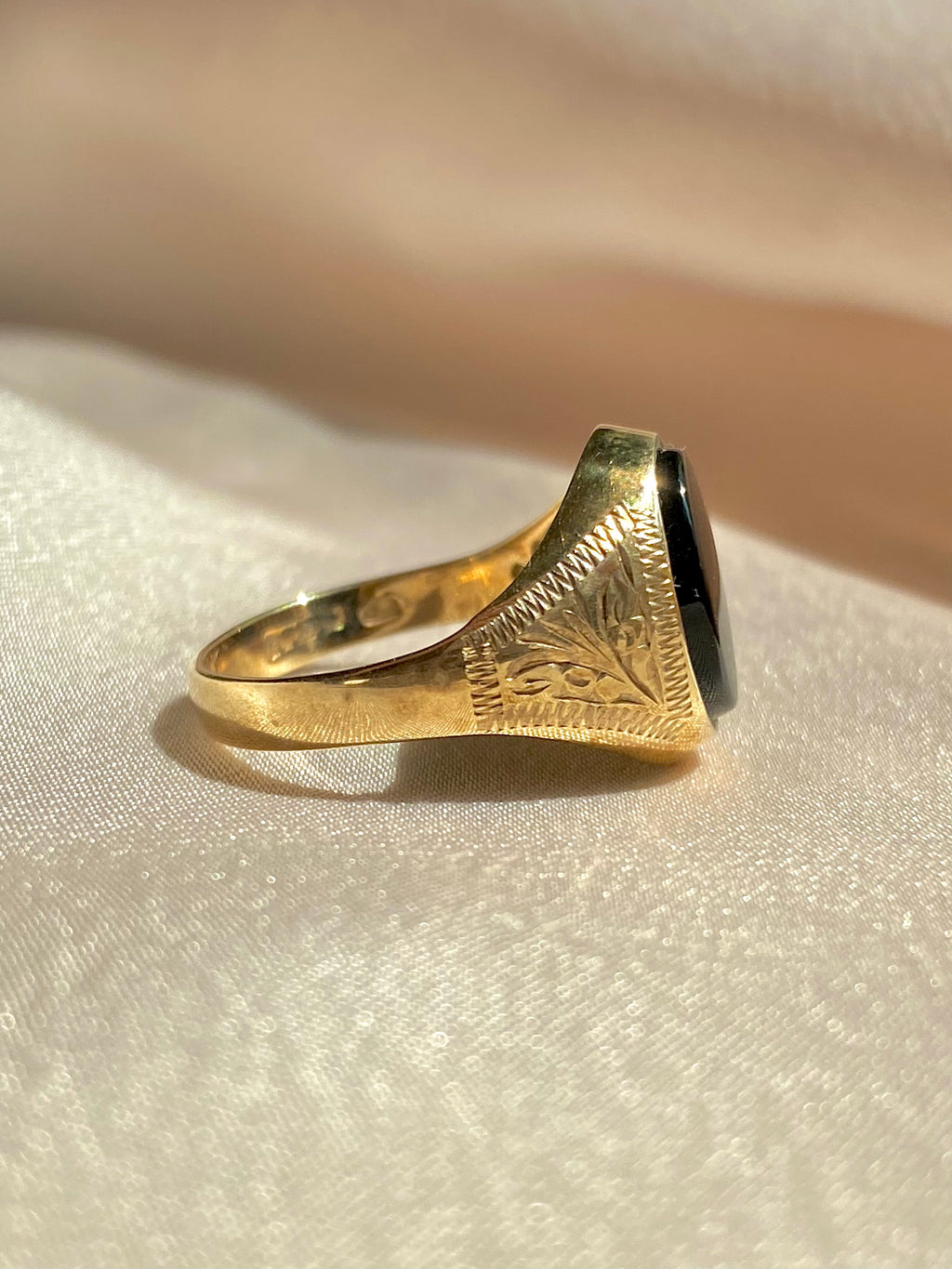 Vintage 9k Onyx Signet Filigree Ring 1989