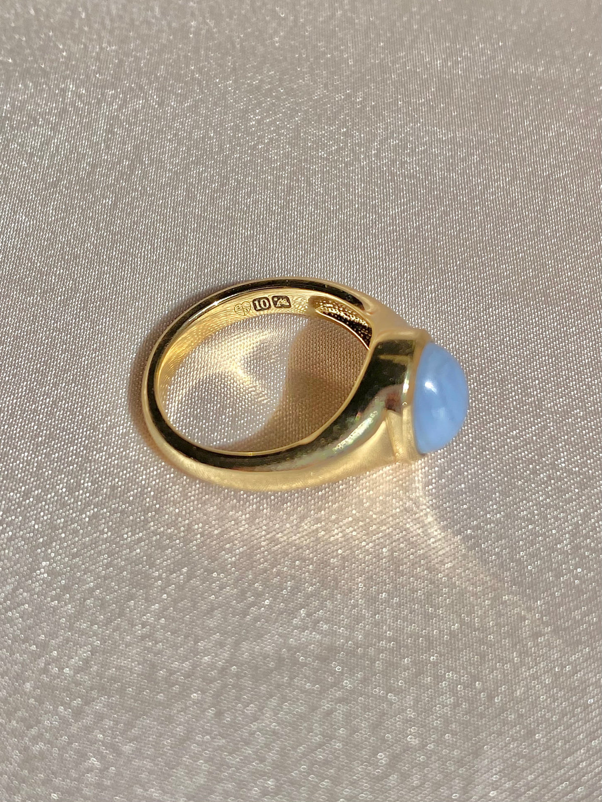 Chalcedony Cabochon Ring by 23carat