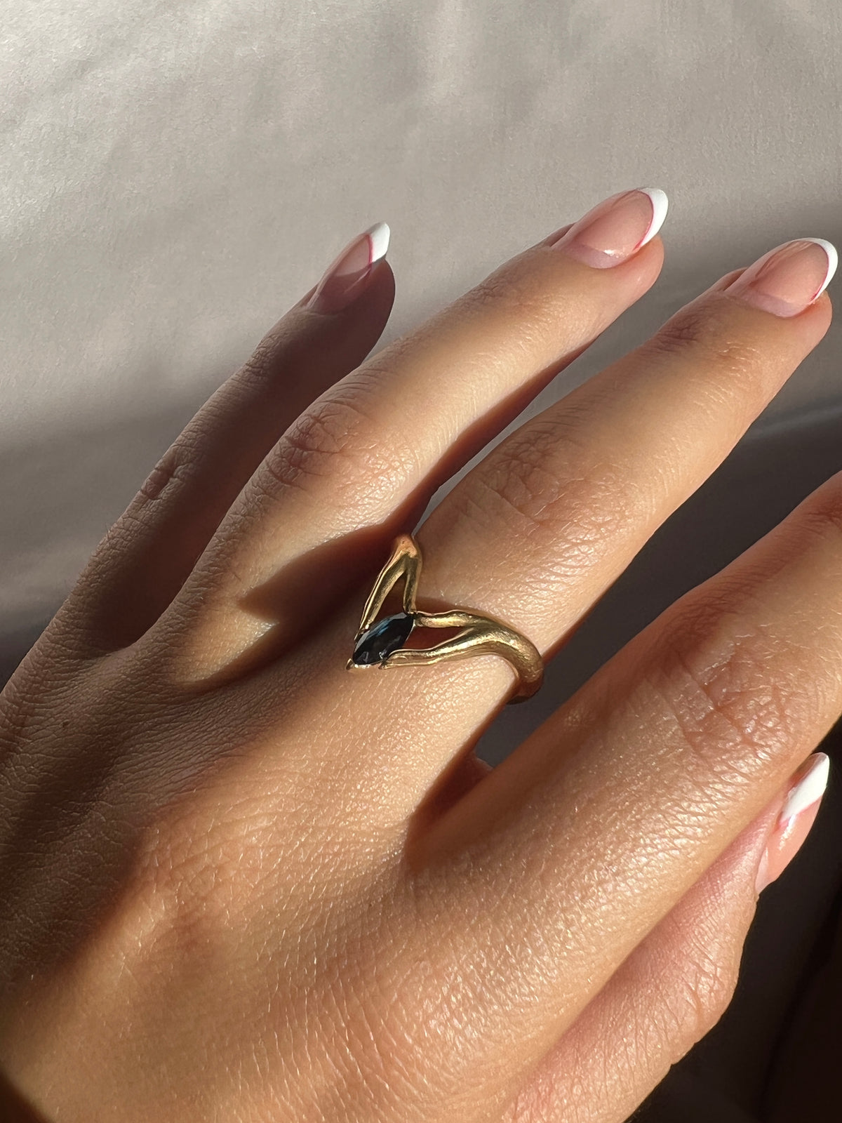Vintage 18k Carrera y Carrera Sapphire Mano Ring