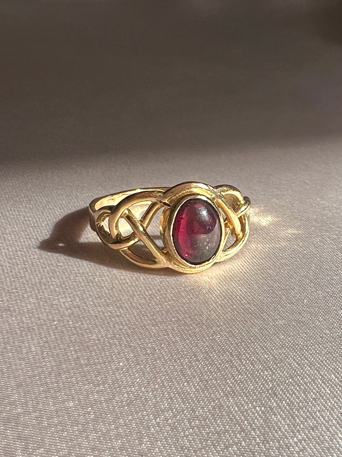 Vintage 9k Garnet Cabochon Lattice Ring 