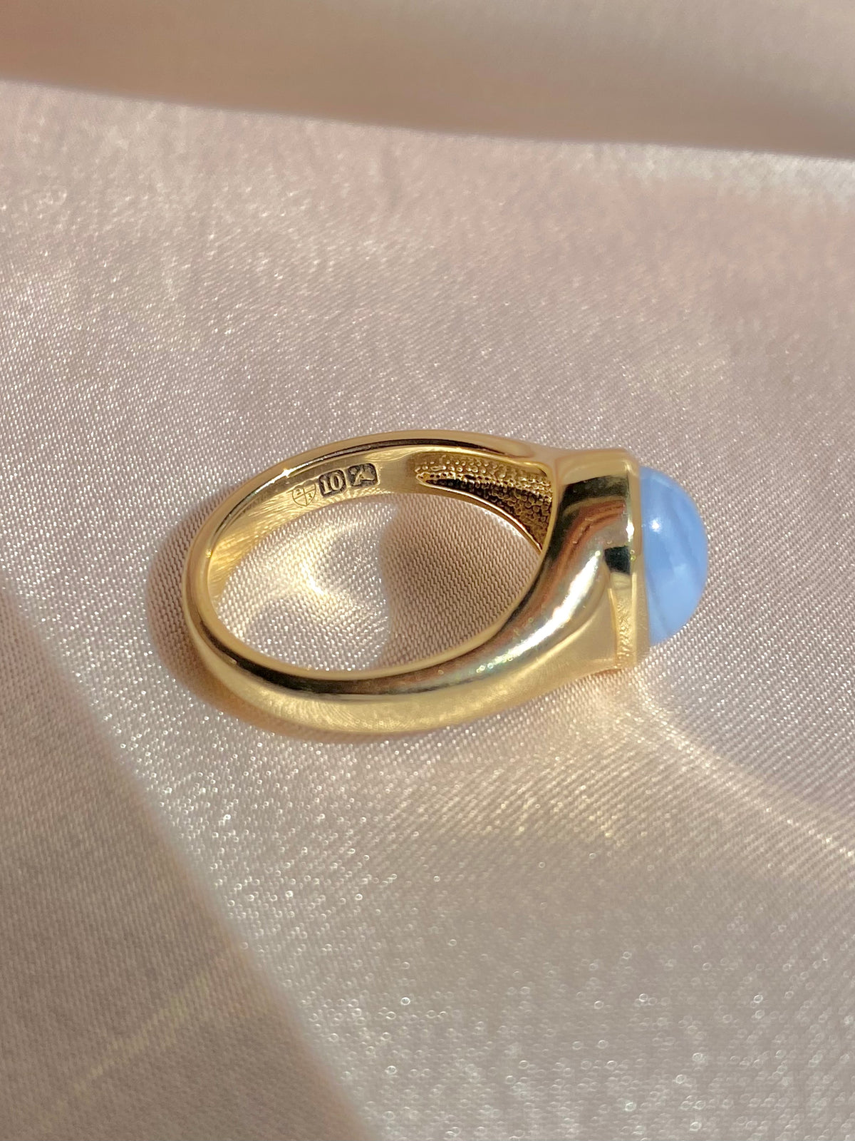 Chalcedony Cabochon Ring by 23carat