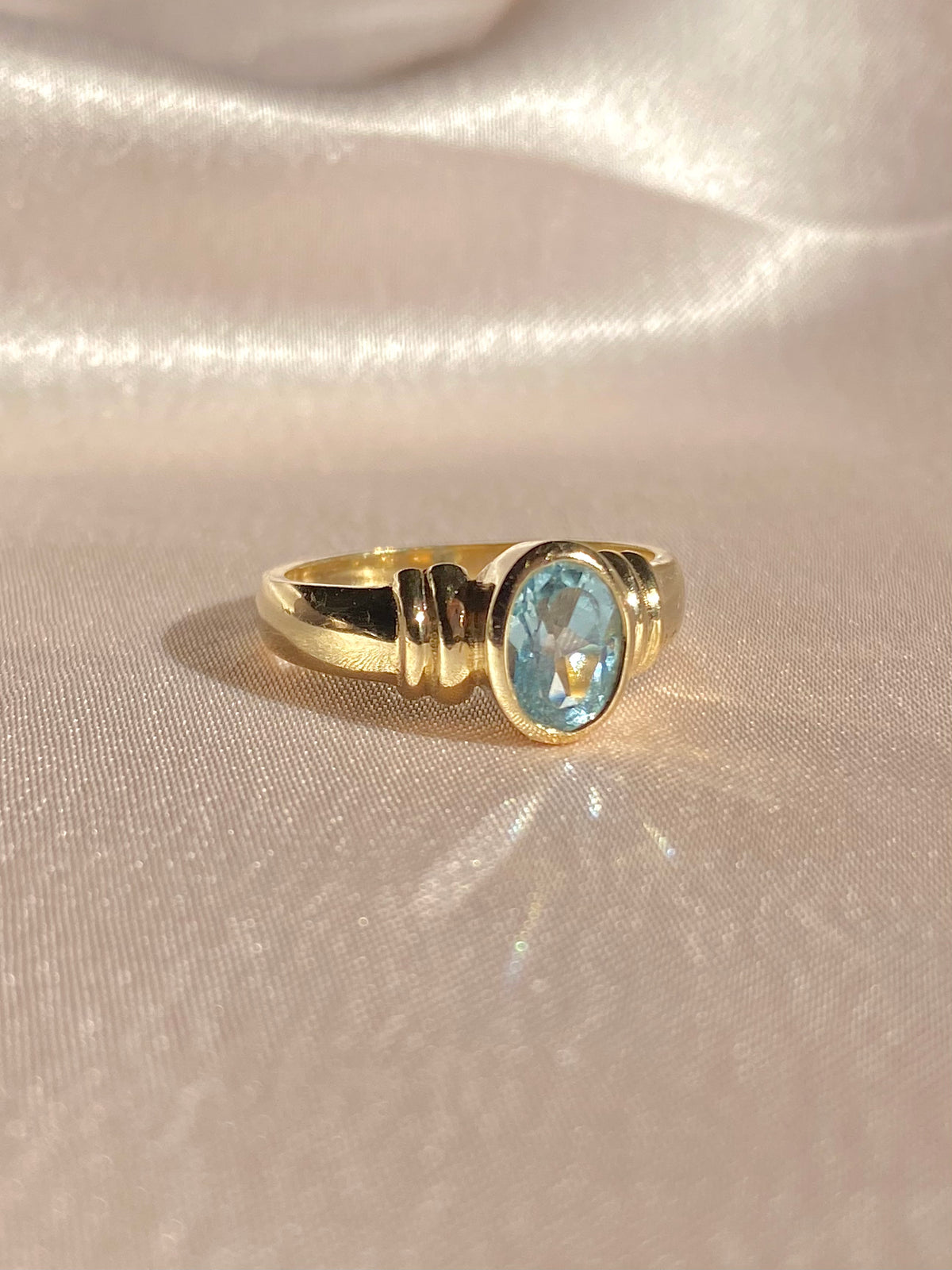 Vintage 9k Oval Topaz Bezel Ring