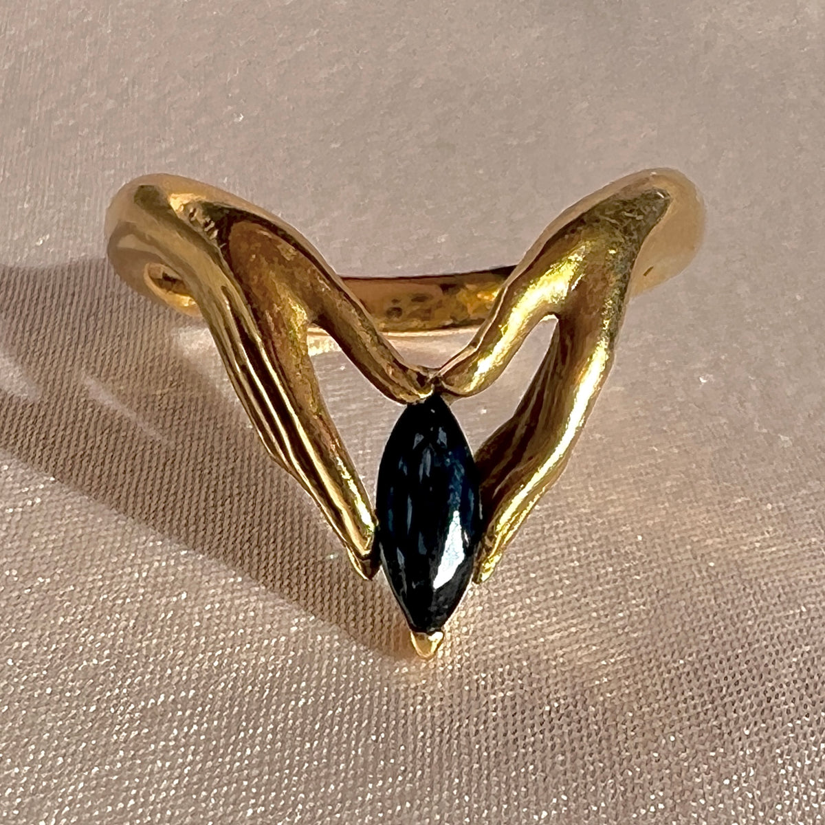 Vintage 18k Carrera y Carrera Sapphire Mano Ring