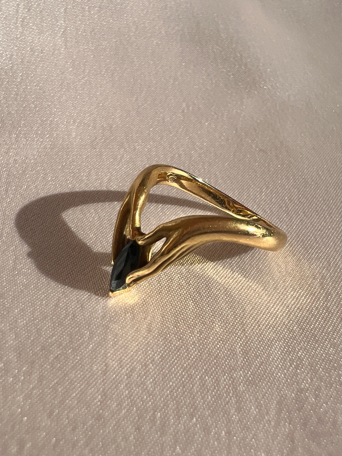 Vintage 18k Carrera y Carrera Sapphire Mano Ring