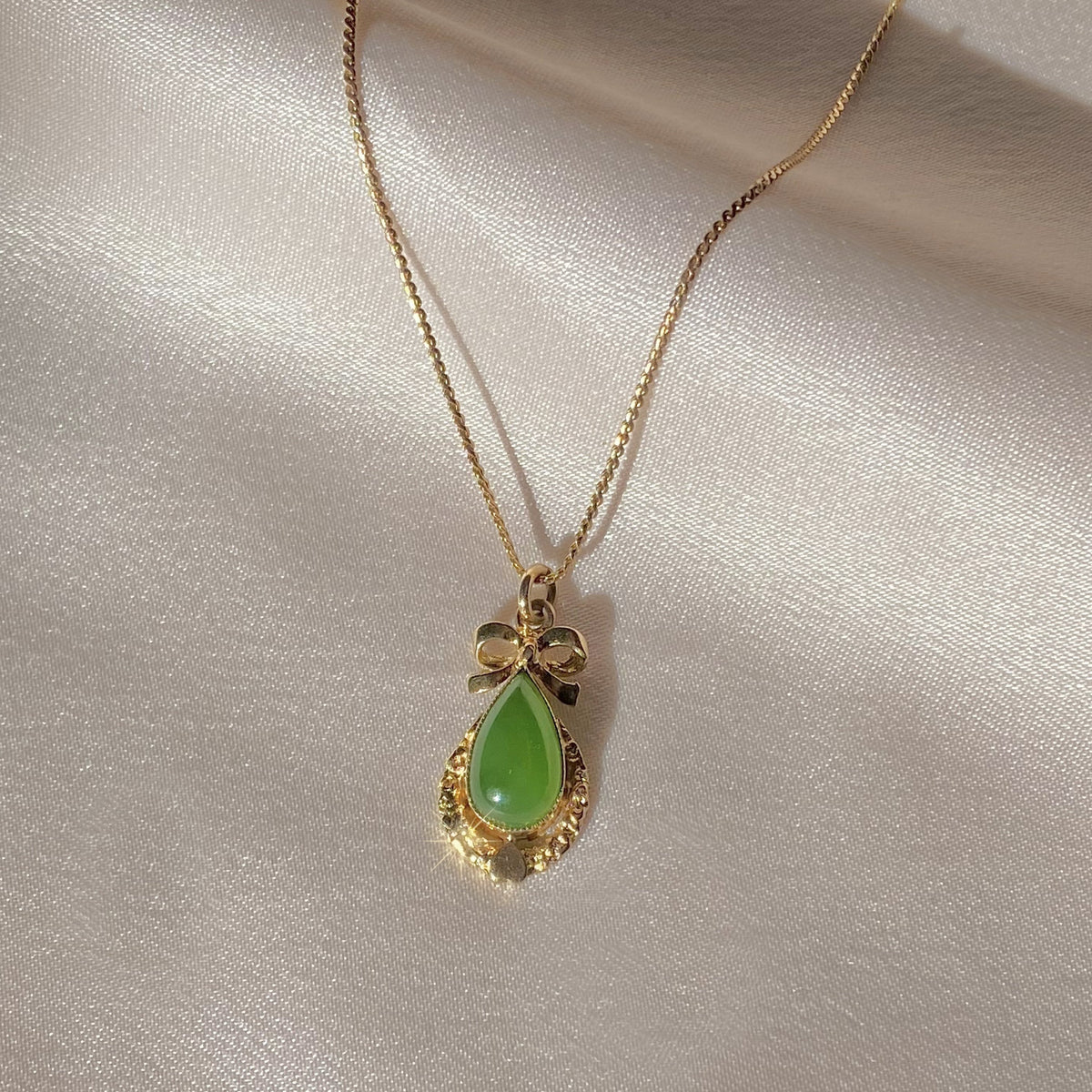 Vintage 9k Jade Bow Drop Necklace 1978
