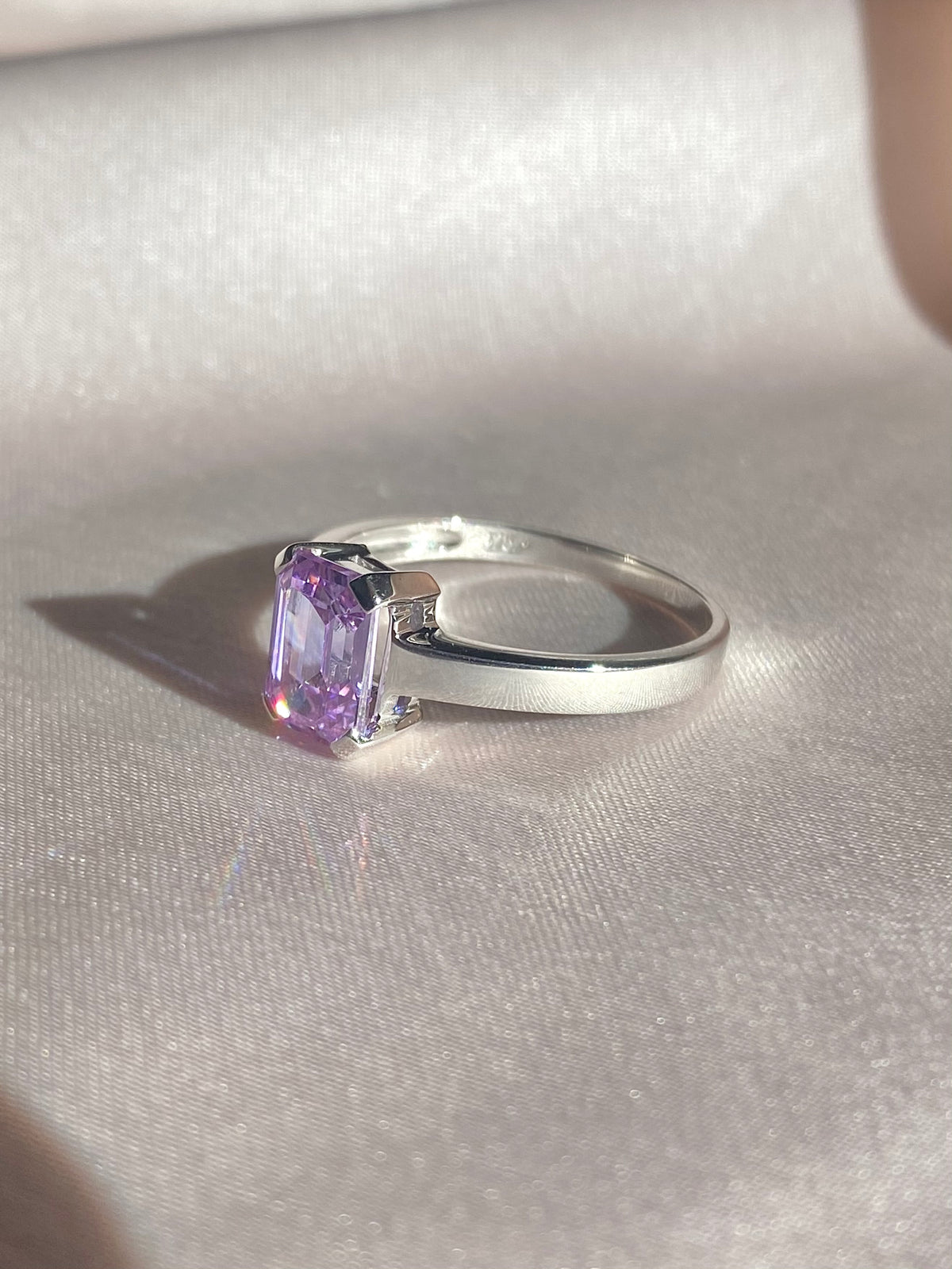 Vintage 9k White Gold Pink Gemstone Ring