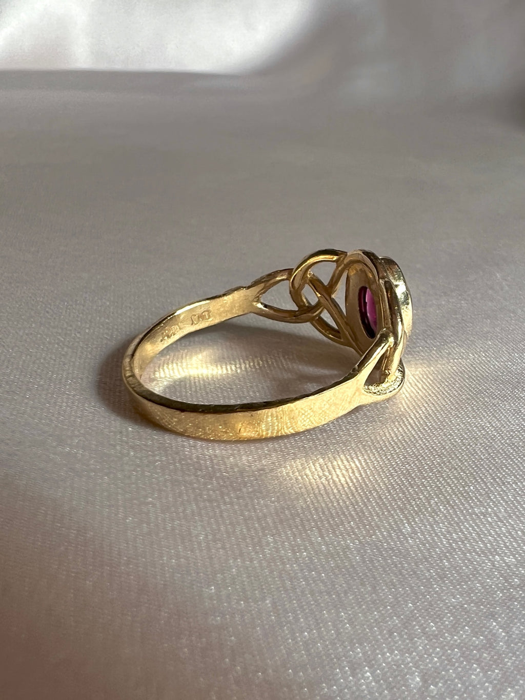 Vintage 9k Garnet Cabochon Lattice Ring 