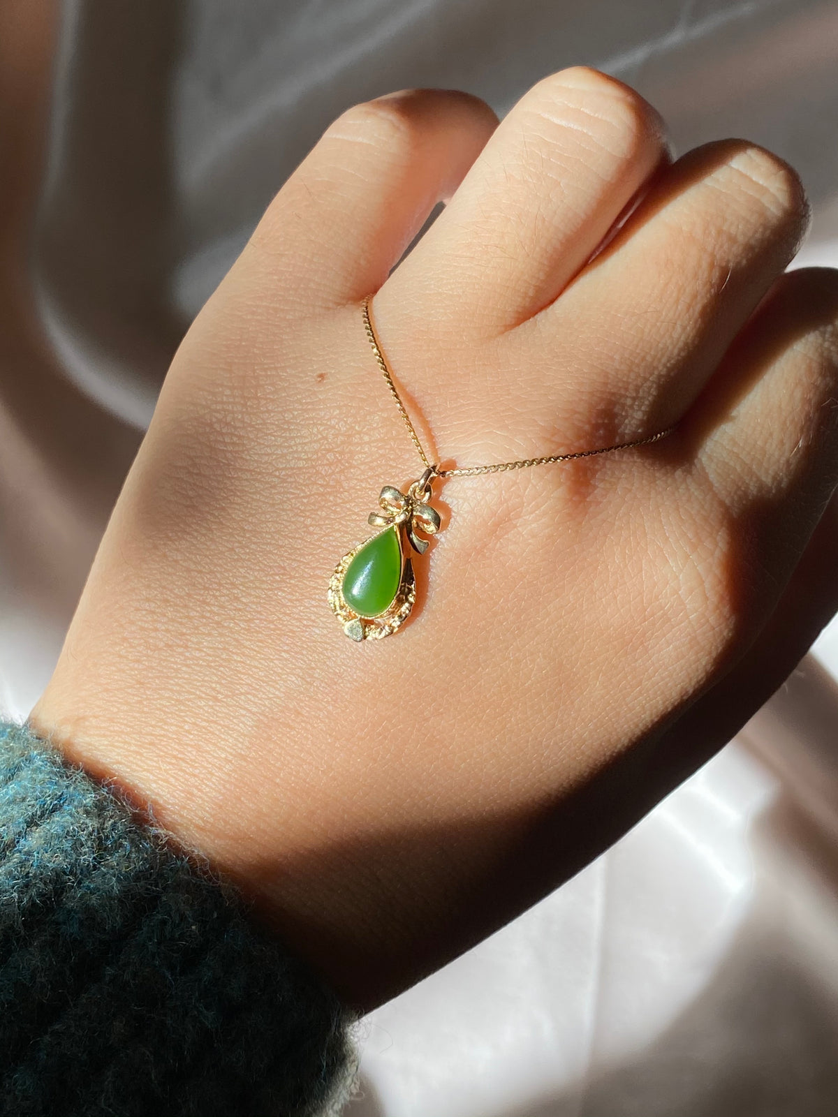 Vintage 9k Jade Bow Drop Necklace 1978